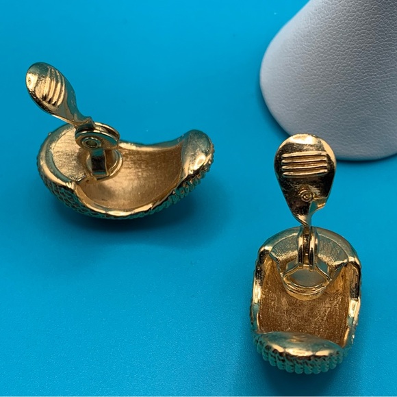 $9.99 Shipping Monet Vintage 1960’s Gold Plated Textured Half Hoop Clip Earrings - Picture 5 of 6
